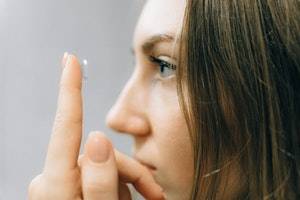 woman putting in contacts